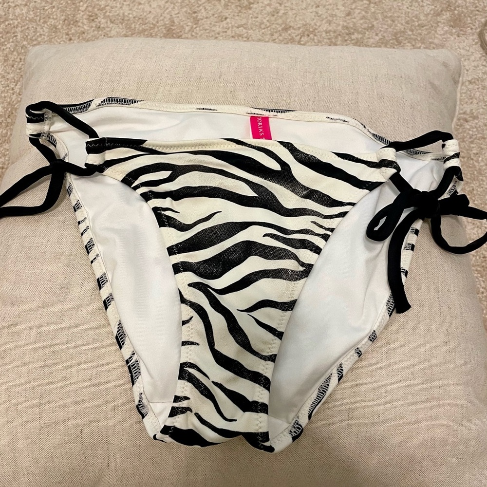 🔥🔥 VS bikini bottom zebra print size small. Absolutly amazing!